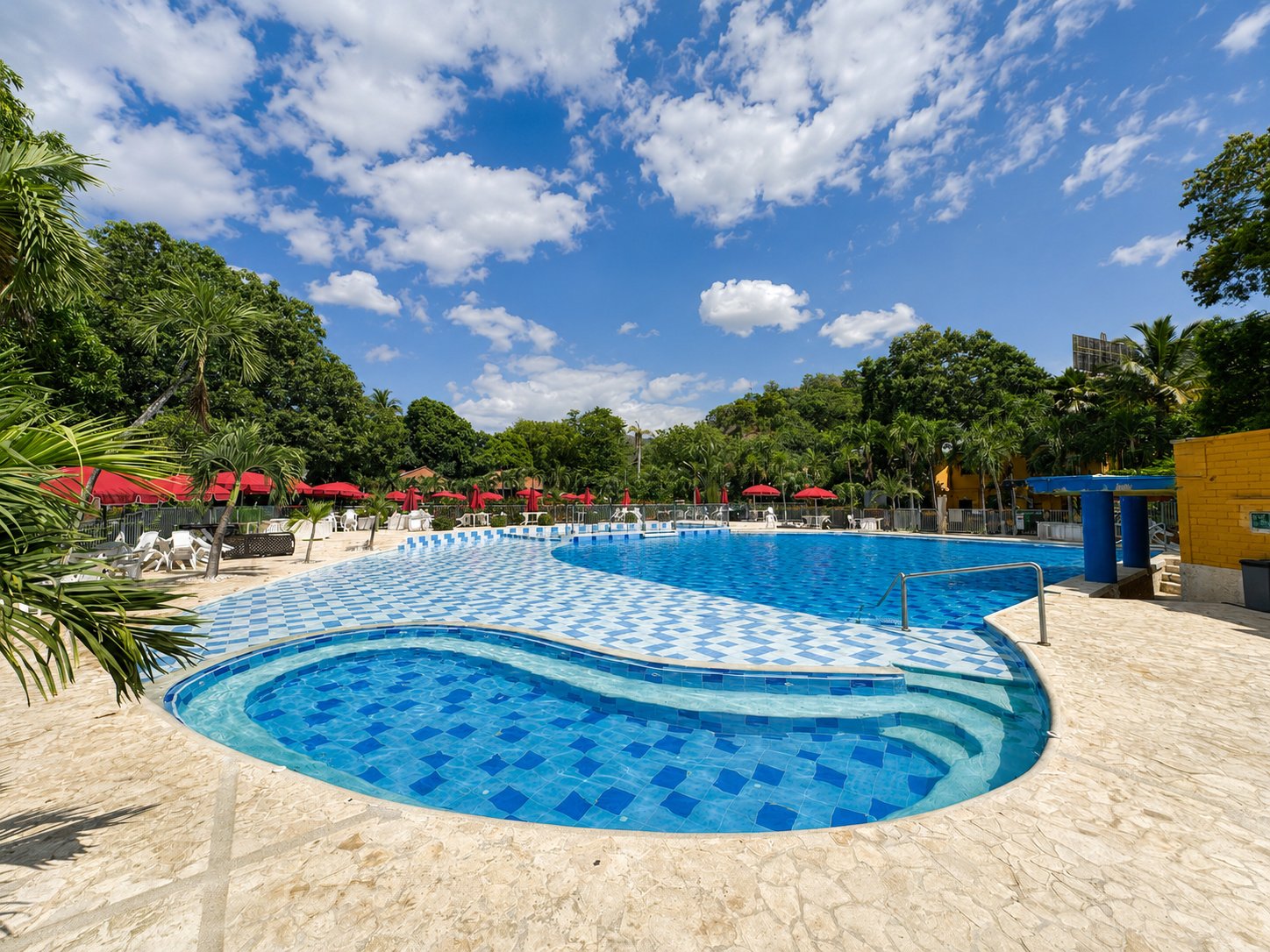 Piscina de Los Almendros Resort Club